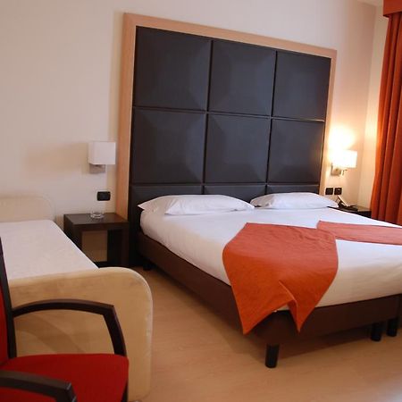 Hotel Metropolis Reggio Emilia Bagian luar foto