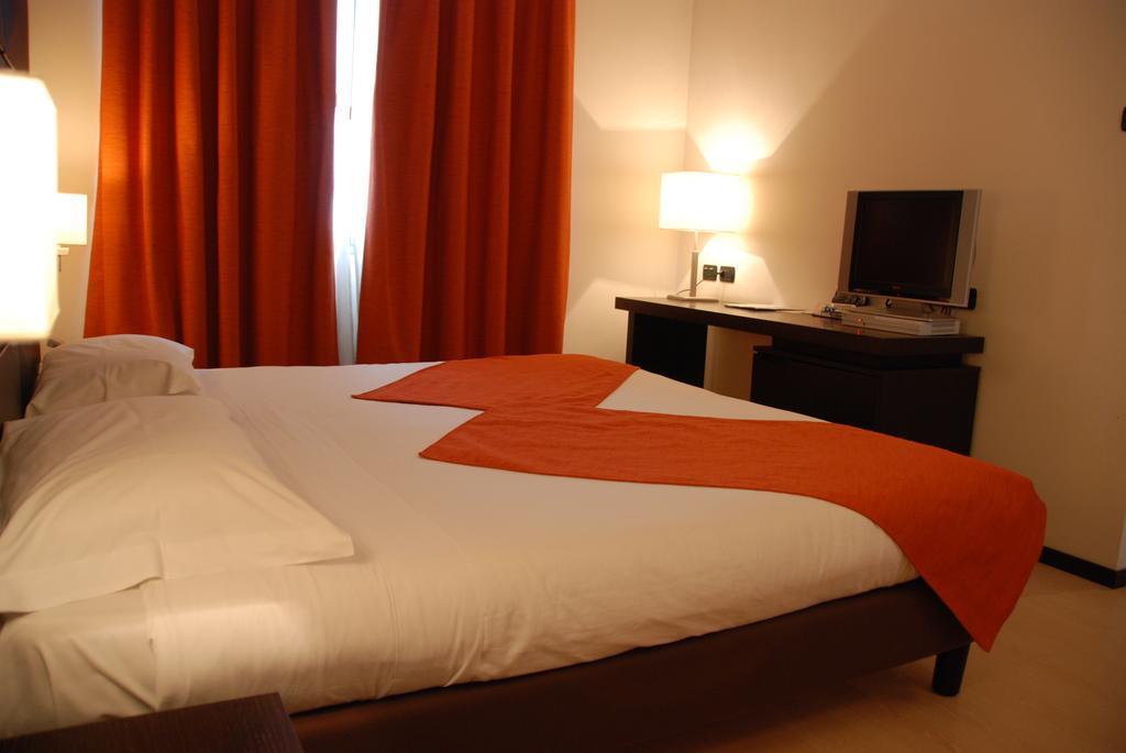 Hotel Metropolis Reggio Emilia Bagian luar foto