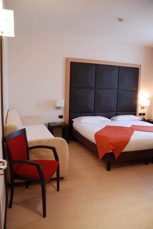 Hotel Metropolis Reggio Emilia Bagian luar foto