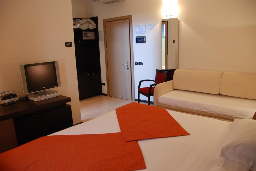 Hotel Metropolis Reggio Emilia Bagian luar foto
