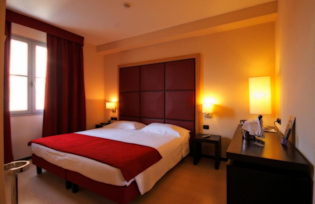 Hotel Metropolis Reggio Emilia Bagian luar foto