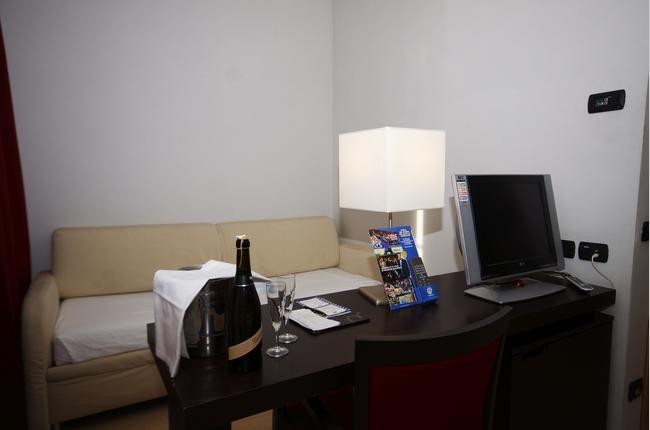 Hotel Metropolis Reggio Emilia Bagian luar foto